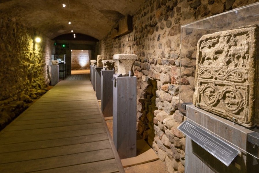 Exposition de lapidaire issu de l&#39;ancienne église Saint-Julien