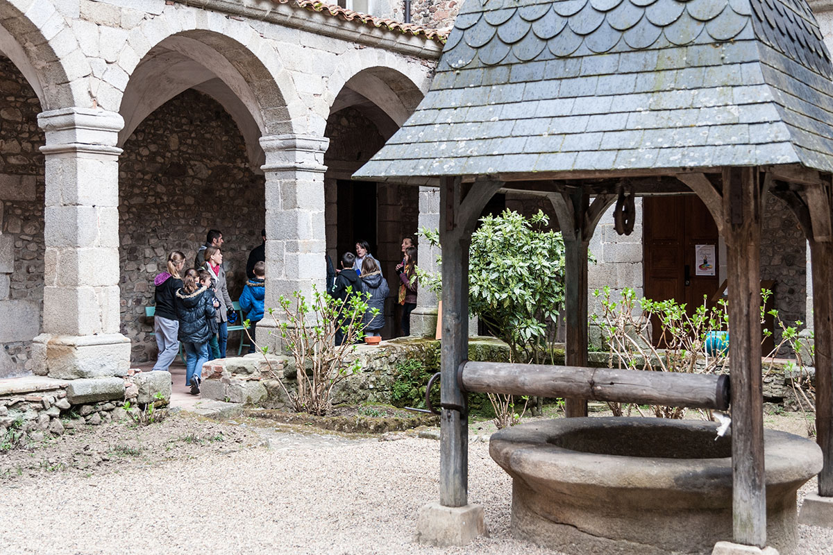 Cycle 3.4 Vivre dans un monastère Cour cloitre