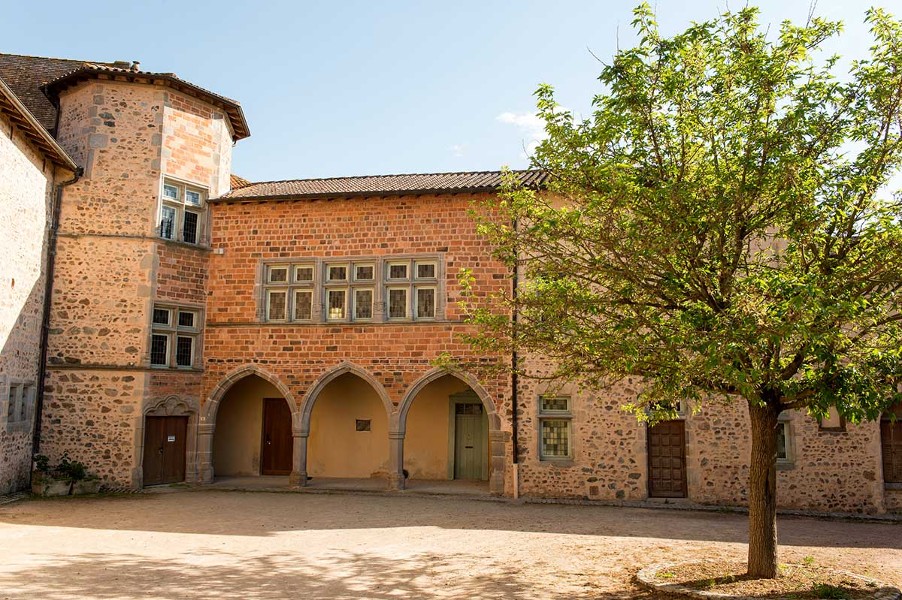 Façade du logis du prieur commendataire (16e siècle)