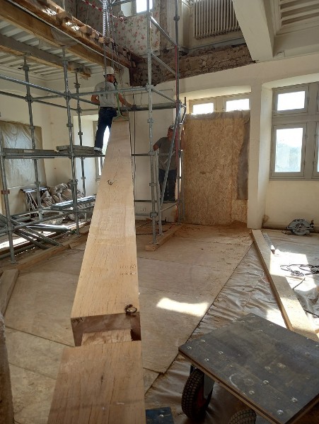 Installation de la nouvelle poutre de chêne