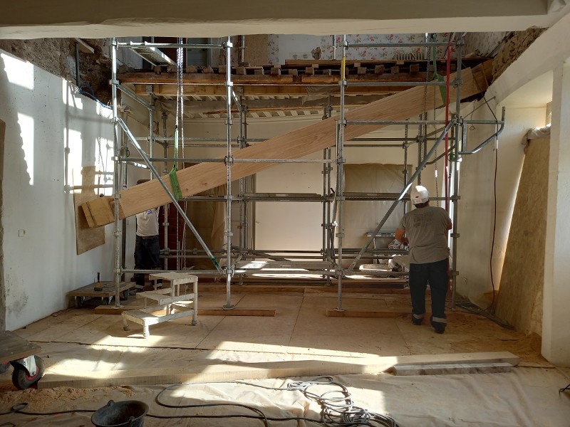 Installation de la nouvelle poutre de chêne
