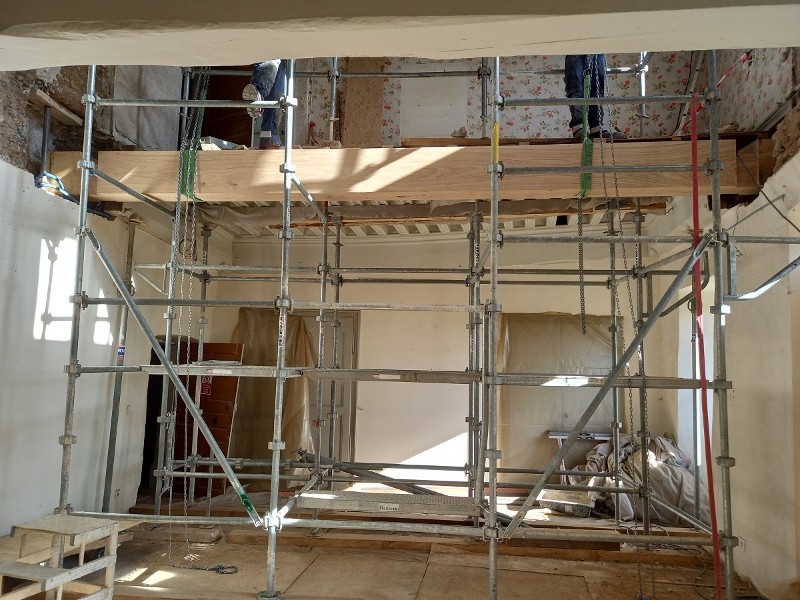 Installation de la nouvelle poutre de chêne