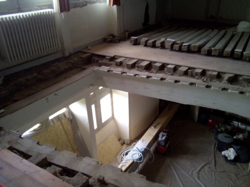 Démontage des chevrons du plafond afin de permettre l&#39;insertion des poutres IPN et en chêne