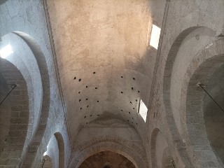 Vue de la voûte de l&#39;église du prieuré de Pommiers