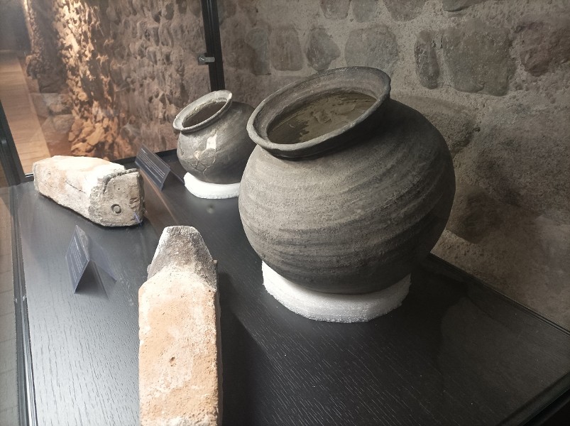 Vases acoustiques présentés au prieuré