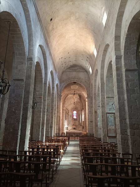 Nef centrale de l&#39;église Saint-Pierre-Saint-Paul du prieuré de Pommiers-en-Forez